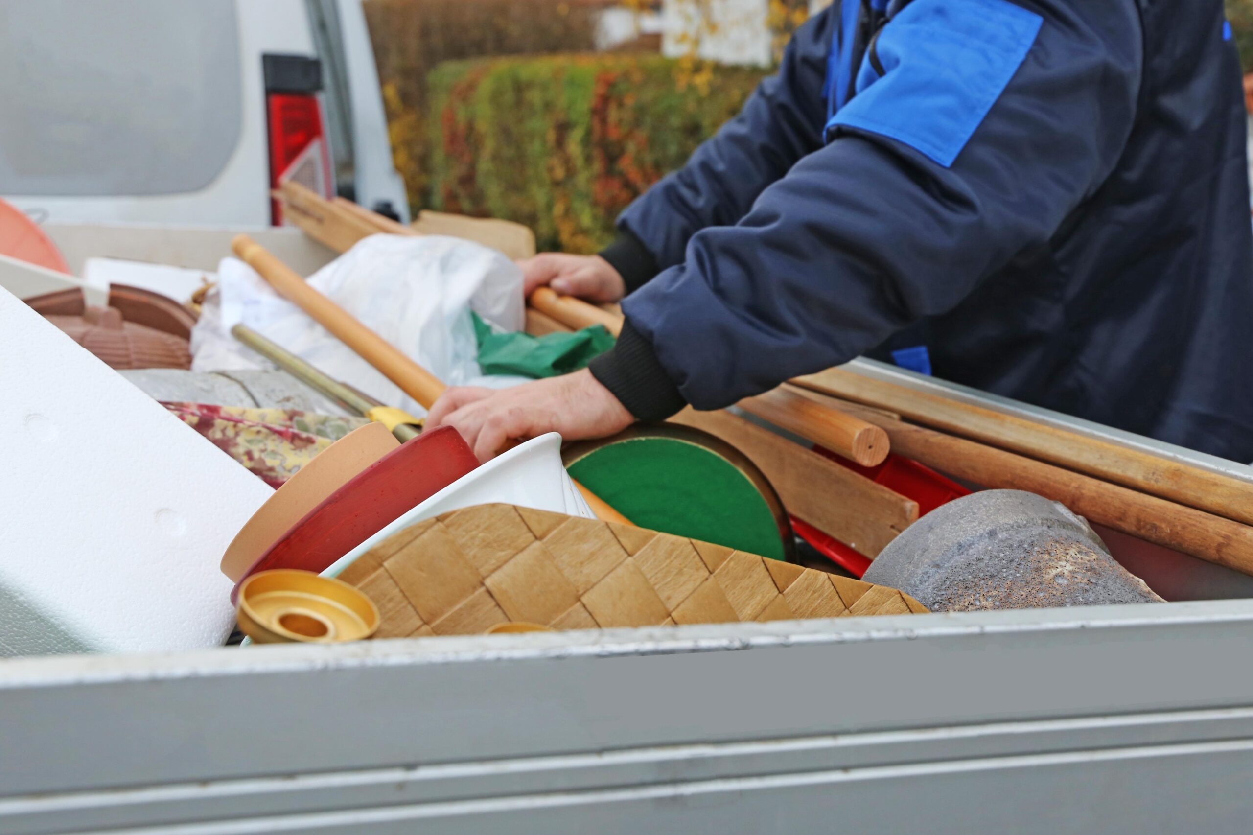 Beladung eines Transporters bei der Entrümpelung Wattenscheid mit sortierten Haushaltsgegenständen und Werkzeugen.